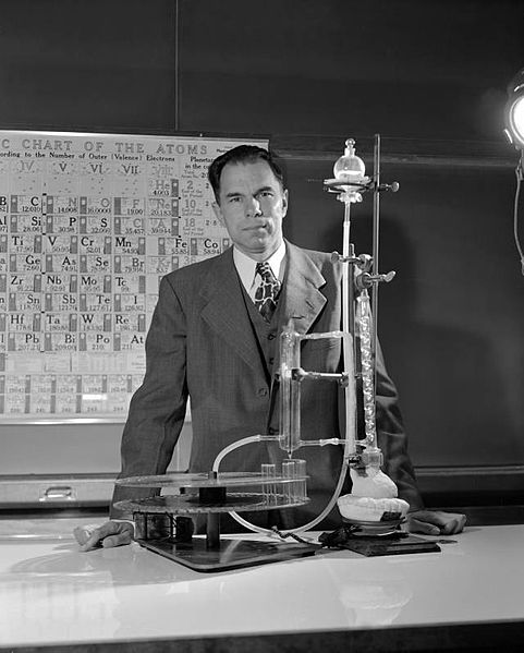 Seaborg_in_lab